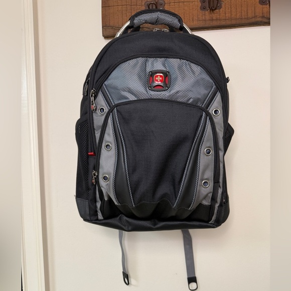 SwissGear WENGER Synergy Backpack for 16" Laptop - Black / Gray - Picture 1 of 15